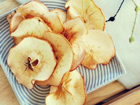 Cách làm hoa quả sấy giòn với táo chín