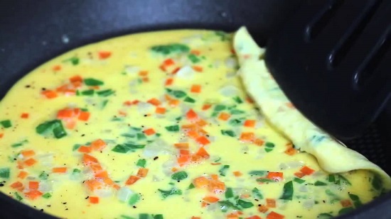 Có thể thay ớt chuông bằng ngô, nấm trong cách làm món trứng cuộn
