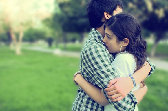 Cách ôm của chàng thể hiện nhiều điều về mối quan hệ tình cảm giữa hai người