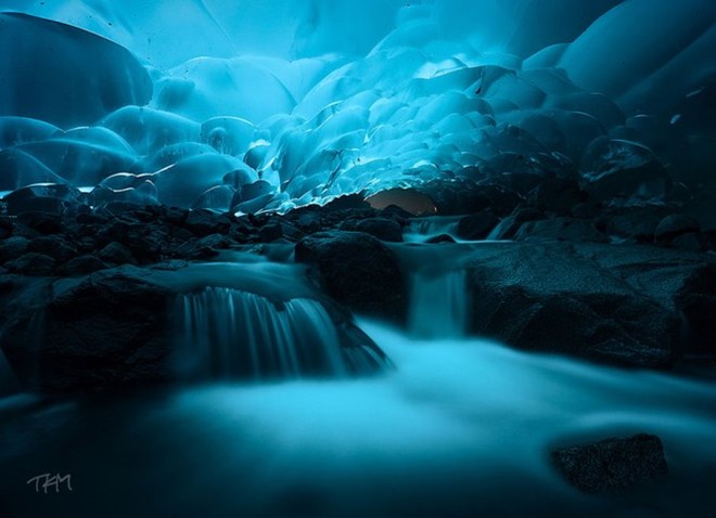 Cảnh thiên nhiên đẹp ở hang động băng Mendenhall