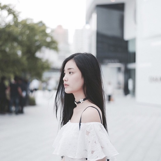 Cách kết hợp choker với áo cổ rộng cho bạn vẻ ngoài sexy