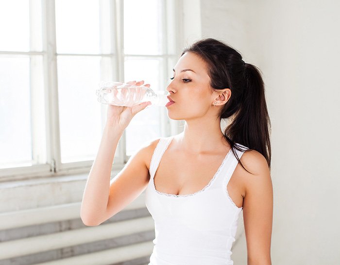 Uống nhiều nước là cách chữa mụn từ bên trong đơn giản nhất