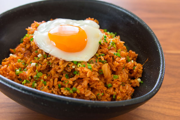 Cơm rang kim chi trứng là món ăn đặc trưng Hàn Quốc