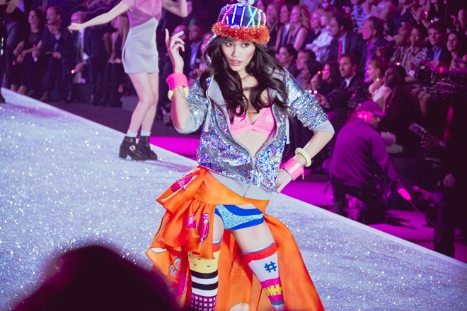 Ming Xi sải bước cùng dàn người mẫu Victoria Secret vào năm 2012
