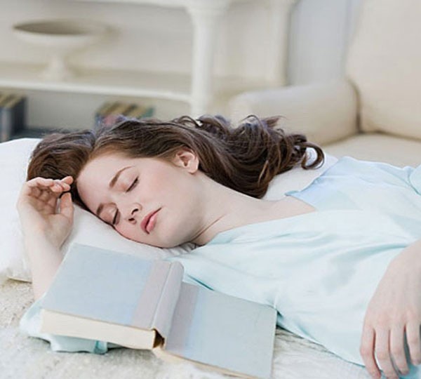 Cách để dễ ngủ là đọc sách hoặc nghe nhạc trước khi đi ngủ