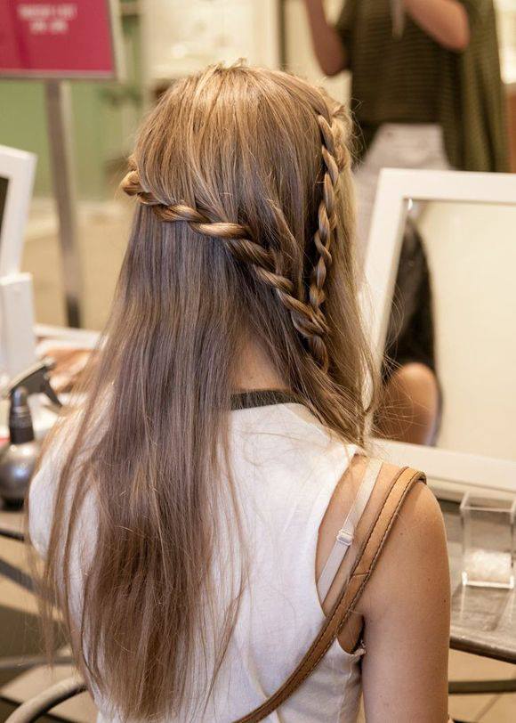 Bạn nữ có thể tìm vô số hướng dẫn làm tóc đẹp trên mạng