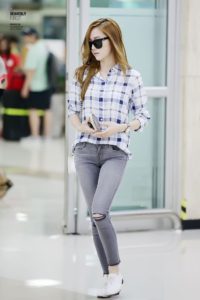 Jessica tự tin với phong cách quần jean và áo sơ mi
