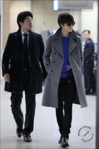 Trong Top 5 thời trang sân bay sao Hàn, Lee Min Ho nổi tiếng là chọn áo măng tô dài