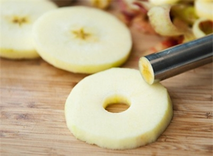 Nhớ bỏ lõi trong cách làm mứt táo tây