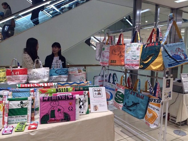 Túi cám cò ở Nhật là túi xách thời trang 'mốt' của giới trẻ
