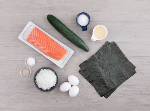 Cách làm cơm cuộn cá hồi chỉ cần nguyên liệu đơn giản
