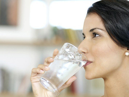 Cách làm cho khuôn mặt thon gọn lại nhờ giảm mỡ là uống 2l nước mỗi ngày