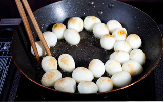 Cách làm trứng cút xào chua ngọt 'đổi gió' bữa cơm gia đình